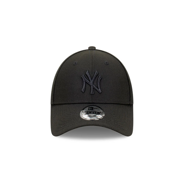 New Era 9FORTY New York Yankees Black / Black StrapBack